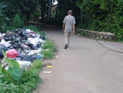 Tak Ada TPS, Warga Panongan Buang Sampah di Pinggir Jalan