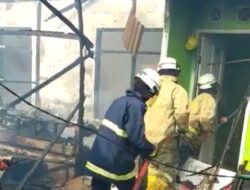 Diduga Korsleting Listrik, 15  Unit Kontrakan  Hangus Terbakar