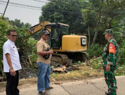 Antisipasi Banjir, Lurah Dan LPM Mekar Bakti Lakukan Normalisasi Saluran Air
