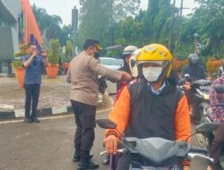 Operasi Keselamatan Berlalulintas, Polresta Tangerang Bagikan Famplet Kepada Pengendara
