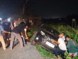 Diduga Sopir Ngantuk, Mobil SUV Nyebur Ke Parit