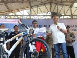 Puncak Perayaan Hari Buruh, Bupati Tangerang Bagikan Doorprize kepada Buruh