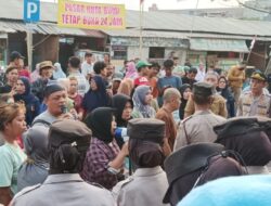 Ratusan Pedagang Kutabumi Hadang Petugas saat Pemutusan Listrik Pasar
