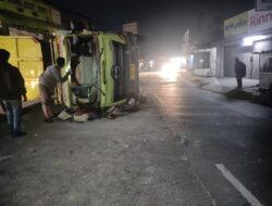 Truk Tanah Berusaha Kabur Sebelum Terguling, Usai Tabrak Pengendara Sepeda Motor