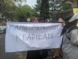 Puluhan Pedagang Pasar Kuta Bumi Unjuk Rasa di Depan Pengadilan Tangerang
