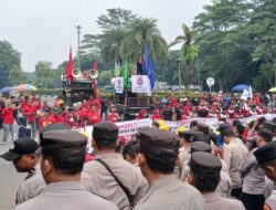 Tuntut Pencabutan SE Disnaker, Ratusan Buruh Geruduk Kantor Bupati Tangerang