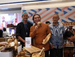 Pakai Kemeja Wastra Baduy, Pj Gubernur Banten Kenalkan Produk Lokal ke Mata Dunia