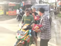 Lagi, Relawan Ade Sumardi Bagi-bagi Perlengkapan Sekolah Gratis di Panongan