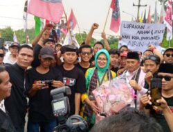 Kawal Pendaftaran ke KPU, Relawan GBM Berikan Buket Bunga ke Airin