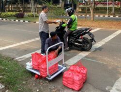 Ratusan Pegawai Pembersih Jalan di Kabupaten Tangerang Makan Mie Ayam Gratis
