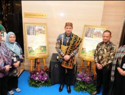 Tandatangani Lukisan untuk Sampul Buku “Cerita Tanah Ulayat Hari Ini”, Menteri AHY: Terus Perjuangkan Hak dan Kesejahteraan Masyarakat Adat