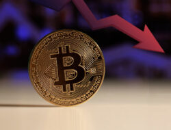 Bitcoin Drops to $53,000 Due to ETF Sell Pressure Heading Into the Weekend