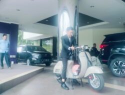 Unik dan Sederhana, Dicky Anggota DPRD Hadiri Paripurna Naik Vespa 