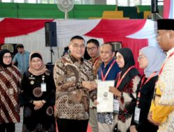 Serahkan 1.571 Sertipikat Elektronik di Kabupaten Batang, Wamen Ossy: Bentuk Komitmen Tingkatkan Layanan Pertanahan