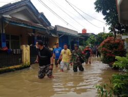 Tinjau Lokasi Banjir, Danramil Rajeg Salurkan Bantuan Bagi Warga Terdampak
