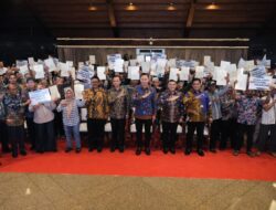 Pemerintah Serahkan 1.120 Sertipikat Tanah untuk Transmigran di Sukabumi, Wamen Ossy: Ini Pengakuan Negara