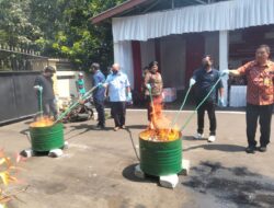 Kejari Tigaraksa Musnahkan Ratusan Juta Uang Palsu Dengan Cara Dibakar