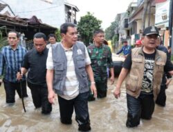 Bupati Tangerang Tinjau Langsung Lokasi Banjir dan Serahkan Bantuan Logistik